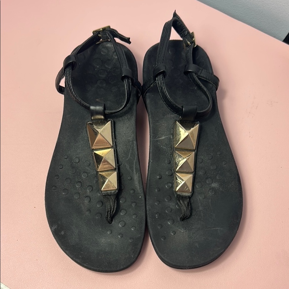 Vionic Nala Black Leather Thong Sandals